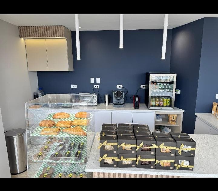 Cafetín con barra y áreas de descanso