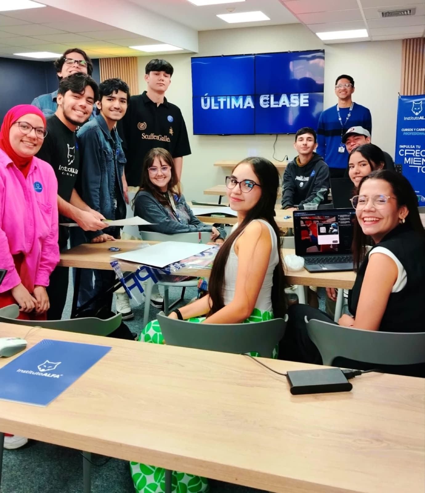 Edición de Linko Martes en formato clase con asistentes trabajando