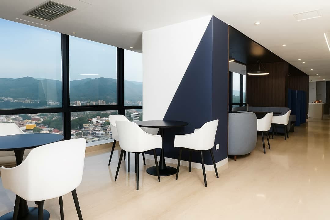 Área de hot desks con vista al valle