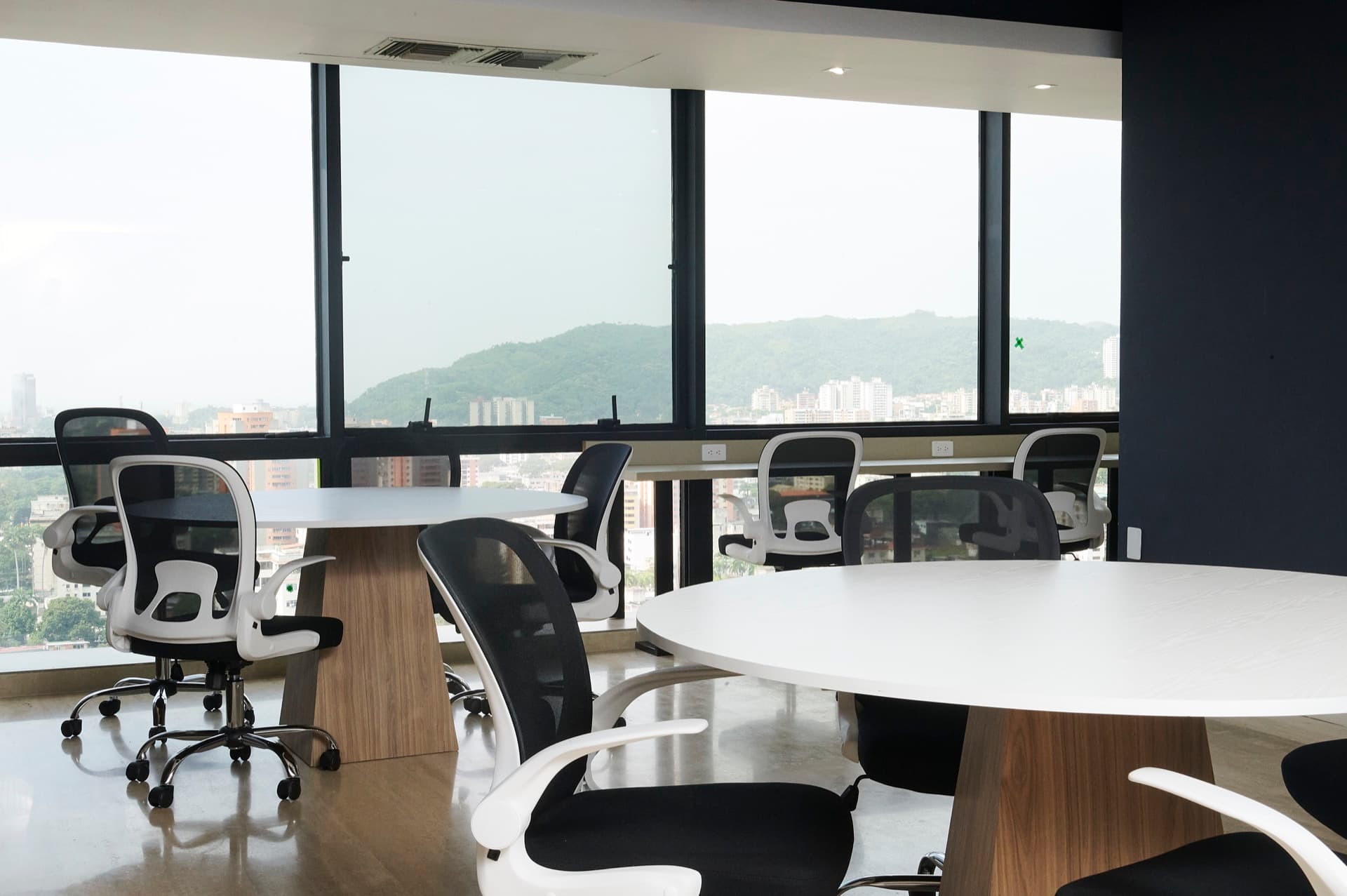 Sala de 12 personas con configuración de board room