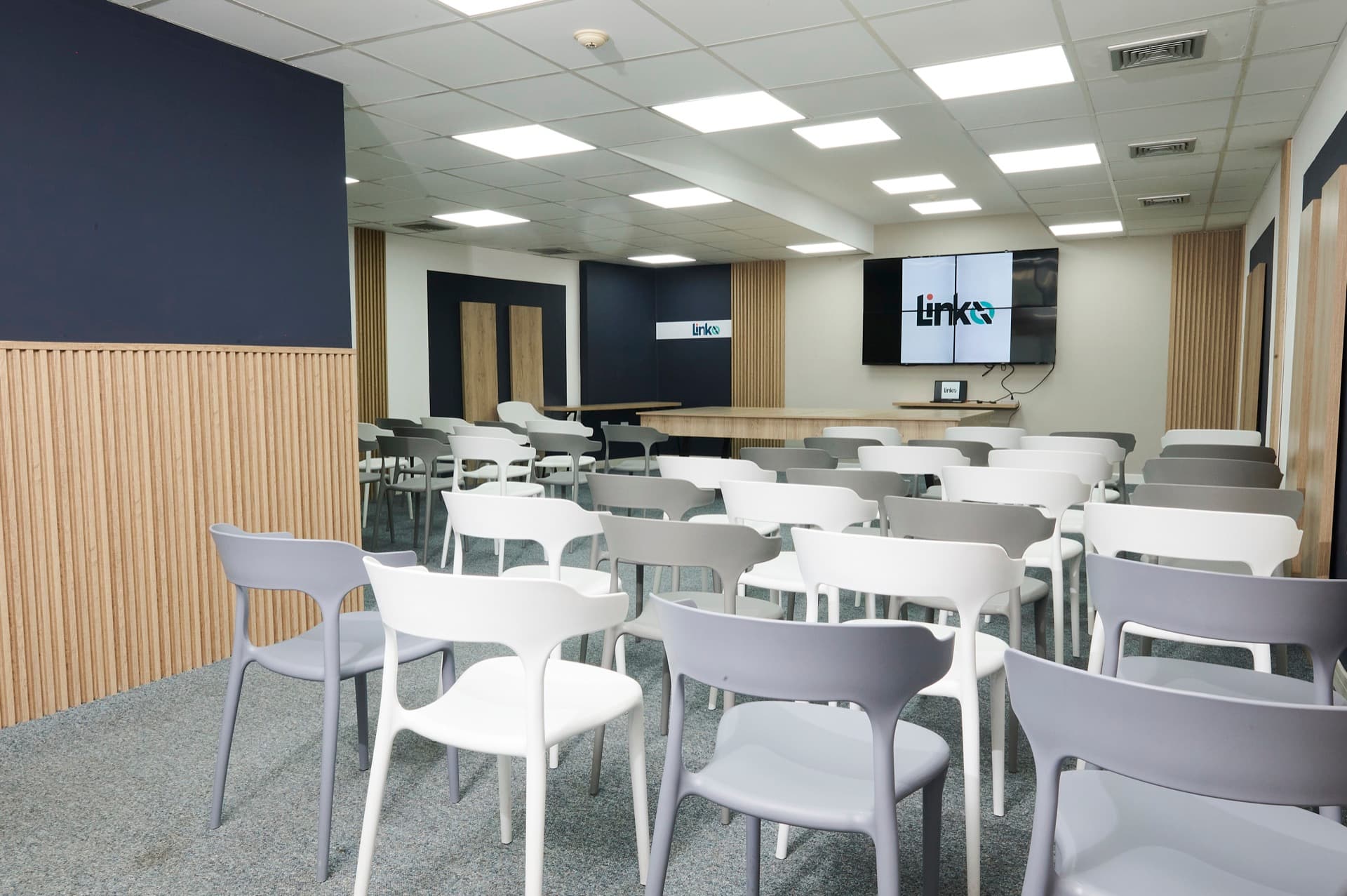 Sala de conferencias con capacidad para 50 personas