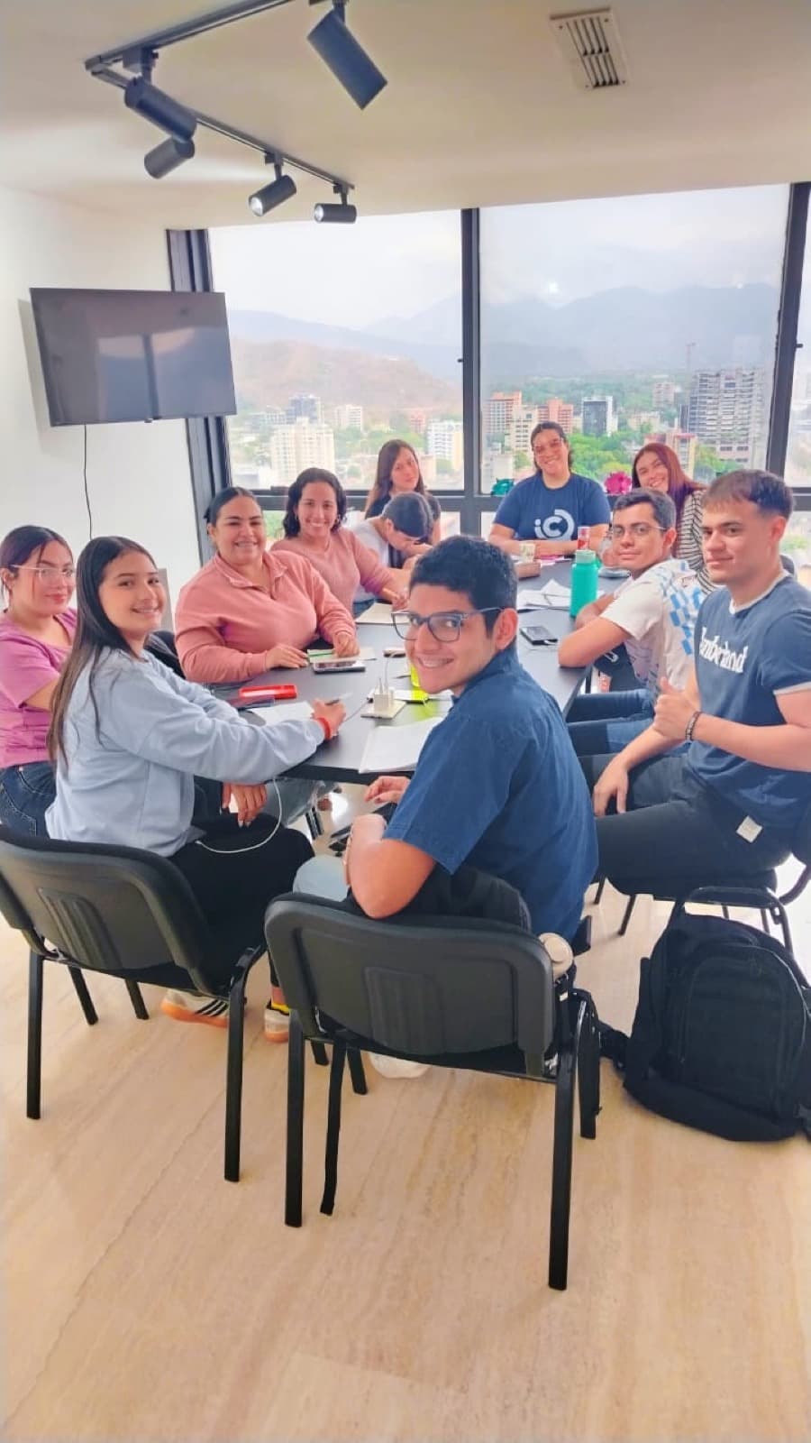 Sala de usos múltiples con mesa de trabajo